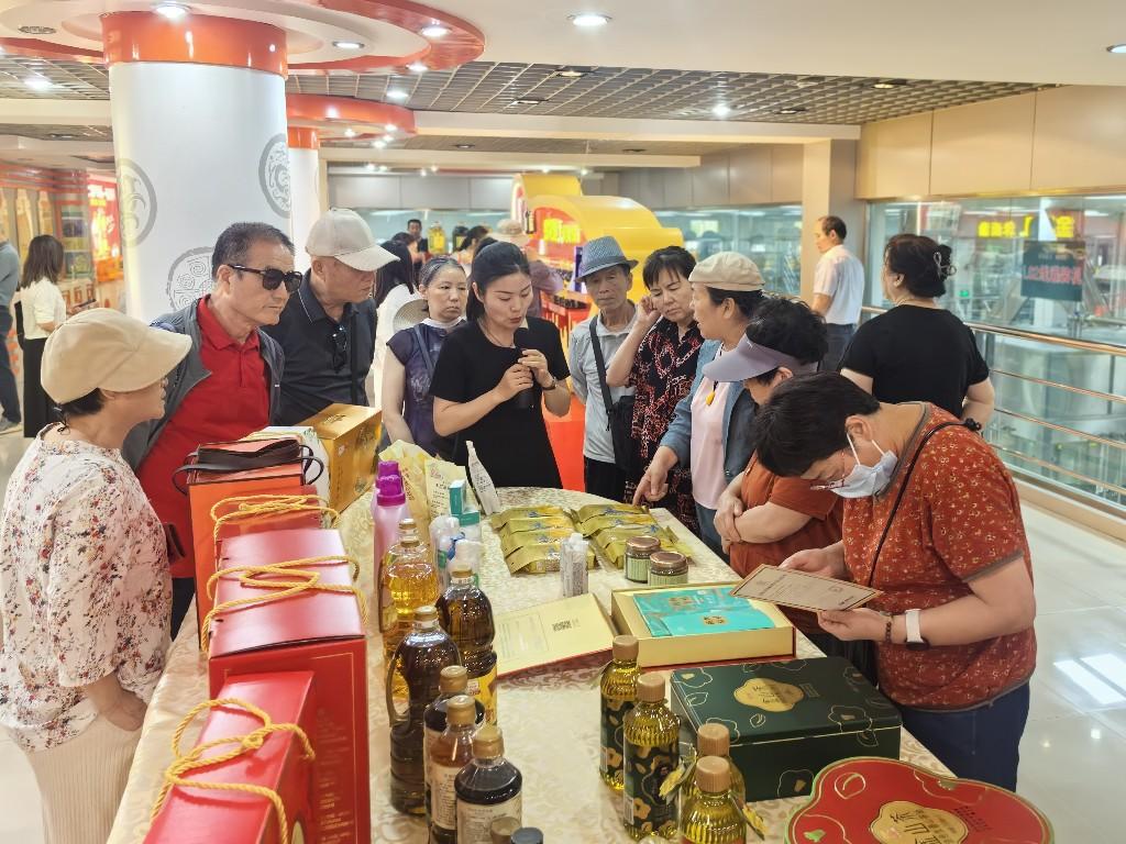 银龄视角探秘金龙鱼透明工厂 当“老友记”邂逅舌尖上的科技守护